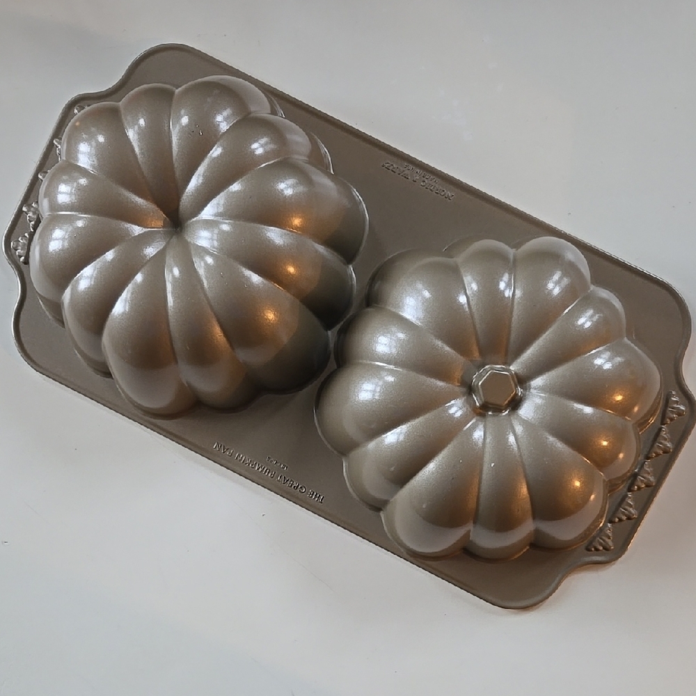 Non-Stick Fluted Pumpkin Cake Pan